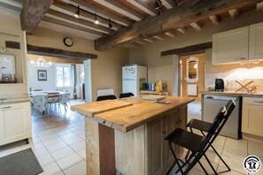 Kjøleskap, mikrobølgeovn, oppvaskmaskin og høy barnestol