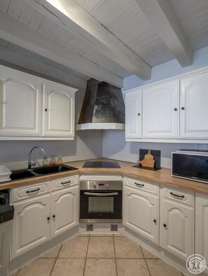 Kühlschrank, Mikrowelle, Geschirrspüler, Hochstuhl