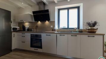 Køleskab, mikrobølgeovn, opvaskemaskine, højstol