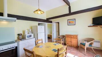 Réfrigérateur, micro-ondes, chaise haute