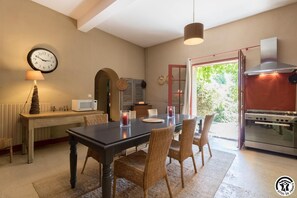 Dining - The Castle Stables (Auragne)