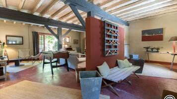 Una televisión, una chimenea