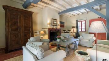 Una televisión, una chimenea