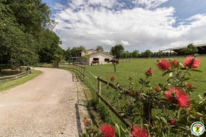 A rural property with a gravel driveway, a stable, and a fenced pasture. - Villa Les Paradoux - Pin-Balma (Pin-Balma)
