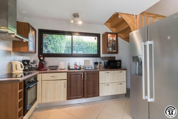 Kühlschrank, Mikrowelle, Geschirrspüler, Hochstuhl