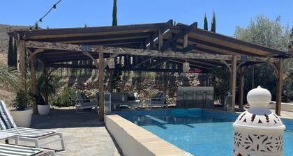 Miluna Oasis Suites - Sleeps4-pool-mountainview