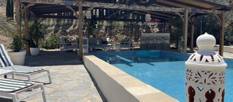 Miluna Oasis Suites - Sleeps4-pool-mountainview