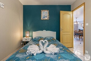 3 室のベッドルーム、WiFi (無料)