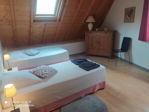 2 多间卧室、免费 WiFi、床单