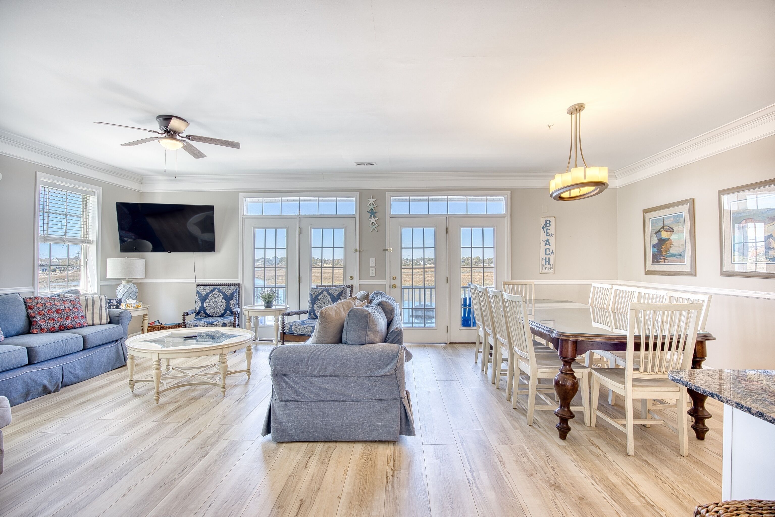 スマートテレビ、DVD プレーヤー、テーブルサッカー台