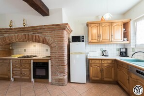 Frigorífico, microondas, lavavajillas y trona infantil