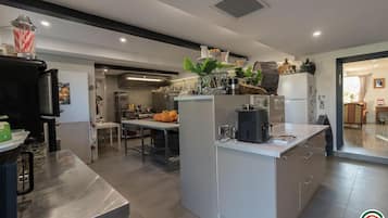 Een koelkast, een microgolfoven, een vaatwasser, een kinderstoel