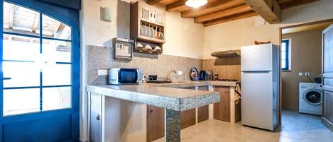 Kylskåp, mikrovågsugn, ugn och diskmaskin