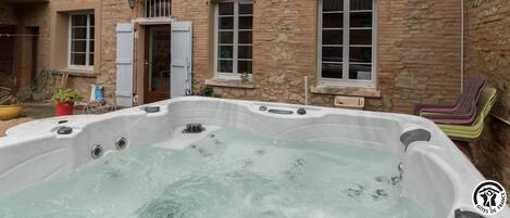 Bain à remous extérieur