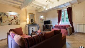 Televisie en een open haard