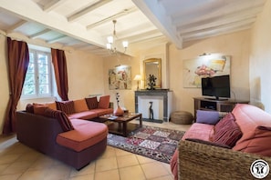 TV, fireplace