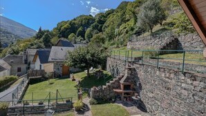 Un bâtiment en pierre avec un escalier en pierre menant à une terrasse.