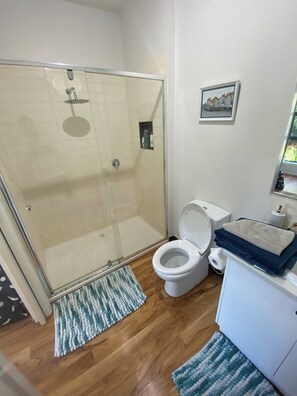 Shower, towels - Melbourne home, close to Airport & Train Station (Oak Park)