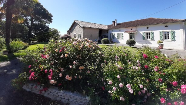 A two-story house with a garden in front. - Les Coteaux - Riolas (Riolas)