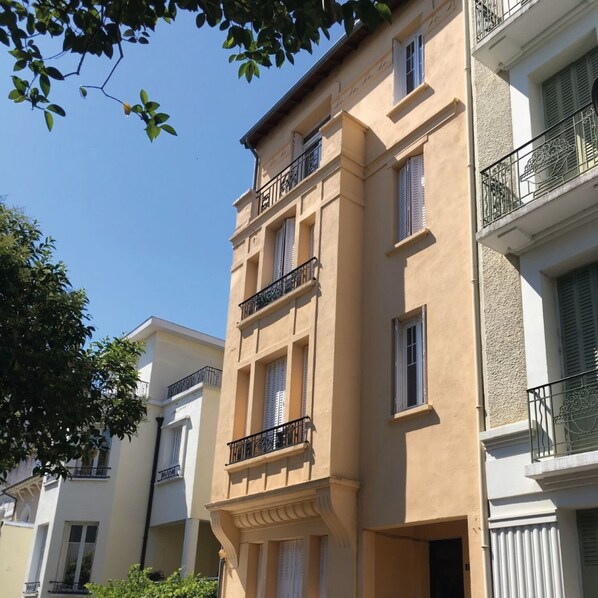 Vista frontal de la propiedad