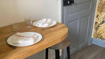 Studio Confort | Cuisine privée | Mini réfrigérateur, micro-ondes, plaque de cuisson, machine à expresso
