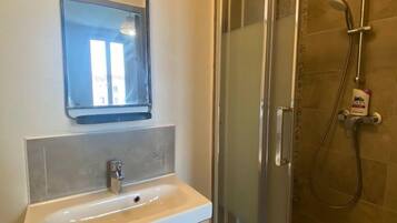 Comfort-Studio | Badezimmer | Dusche, kostenlose Toilettenartikel, Haartrockner, Handtücher