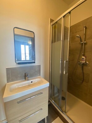 Estudio Confort | Baño | Regadera, amenidades de baño gratuitas, secadora de cabello, toallas