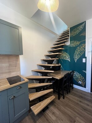 Dúplex Confort | Cocina privada | Frigobar, microondas, parrilla de estufa y cafetera de espresso