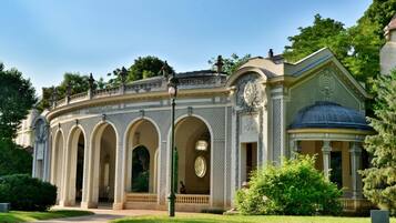 Un bâtiment de style classique, doté d’arcades et d’un dôme.