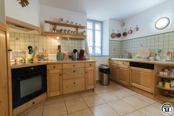 Kühlschrank, Mikrowelle, Geschirrspüler, Hochstuhl