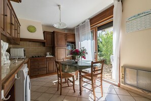 Kylskåp, mikrovågsugn, barnstol och matbord