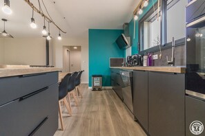 Kühlschrank, Mikrowelle, Geschirrspüler, Hochstuhl