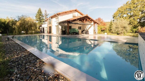 A modern house with a swimming pool, a covered patio, and a stone pathway. - Villa La Sauzière - BUZET SUR TARN (BUZET SUR TARN)
