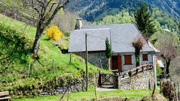 A stone house with a sloped roof, a wooden gate, and a stone wall. - Chez Marthe - Melles (Melles)