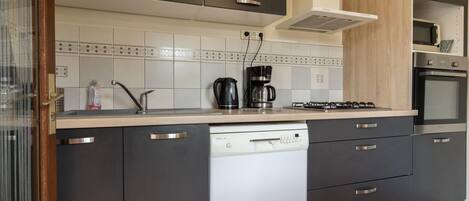 Kühlschrank, Mikrowelle, Geschirrspüler, Hochstuhl