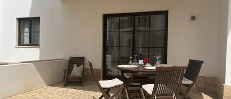 Apartment | Outdoor dining