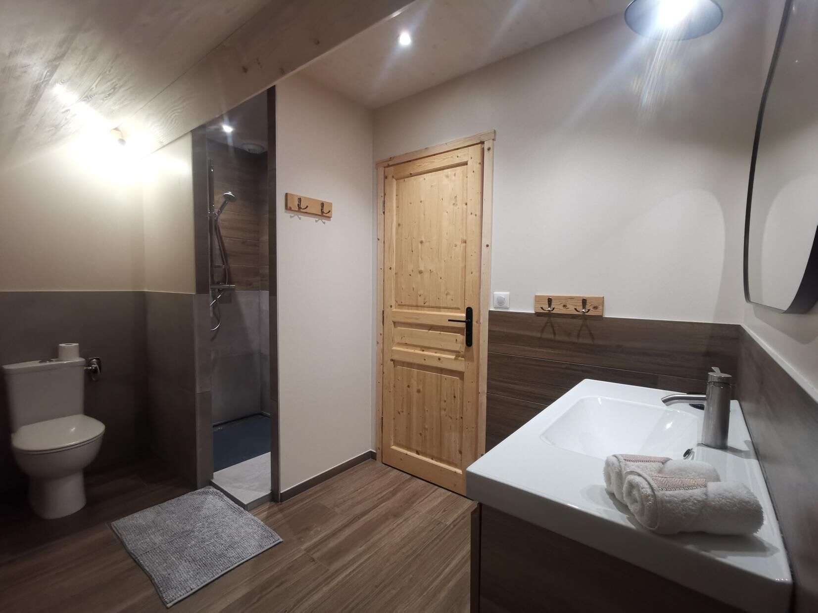 Un baño moderno con ducha, inodoro y lavabo.