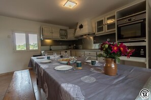 Kühlschrank, Mikrowelle, Geschirrspüler, Hochstuhl