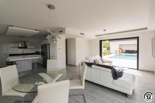 La Villa - Swimming pool and Jacuzzi