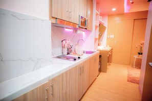 Private kitchen - "Pinkie Suite" a Cozy 1-bedroom condo with AC, WiFi in welcoming Pasay (Pasay)