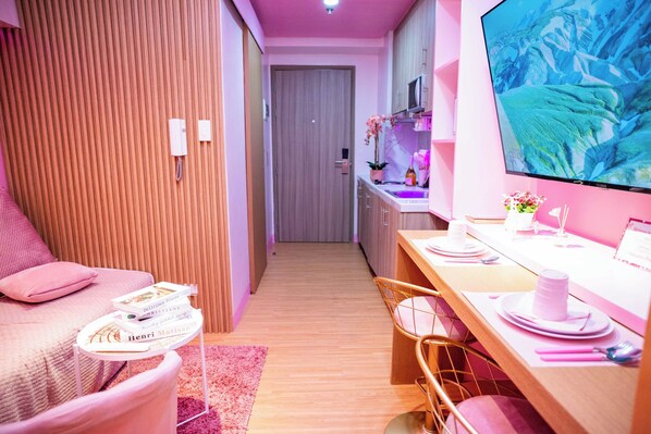 1 bedroom, WiFi, bed sheets - "Pinkie Suite" a Cozy 1-bedroom condo with AC, WiFi in welcoming Pasay (Pasay)