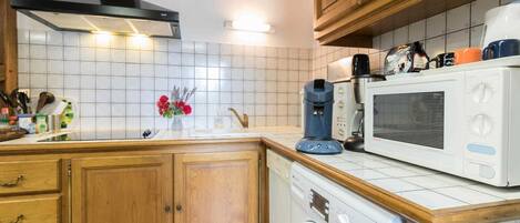 Een koelkast, een microgolfoven, een vaatwasser, een kinderstoel