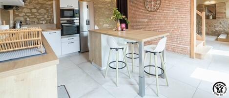 Réfrigérateur, micro-ondes, lave-vaisselle, chaise haute