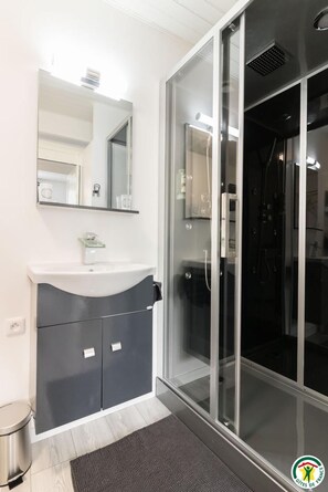 Douche, articles de toilette gratuits