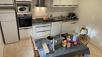 Een koelkast, een microgolfoven, een vaatwasser