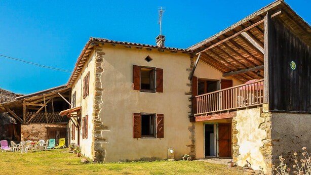 A rustic two-story building with a balcony, stone walls, and a wooden roof. - Panifous - Montbrun-Bocage (Montbrun-Bocage)