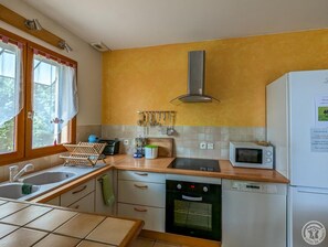 Een koelkast, een microgolfoven, een vaatwasser, een kinderstoel