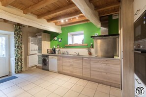 Fridge, microwave, dishwasher, high chair - Le Gîte de la Bergerie (Montbernard)