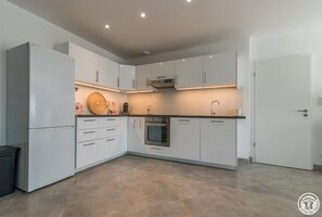 Réfrigérateur, micro-ondes, lave-vaisselle, chaise haute