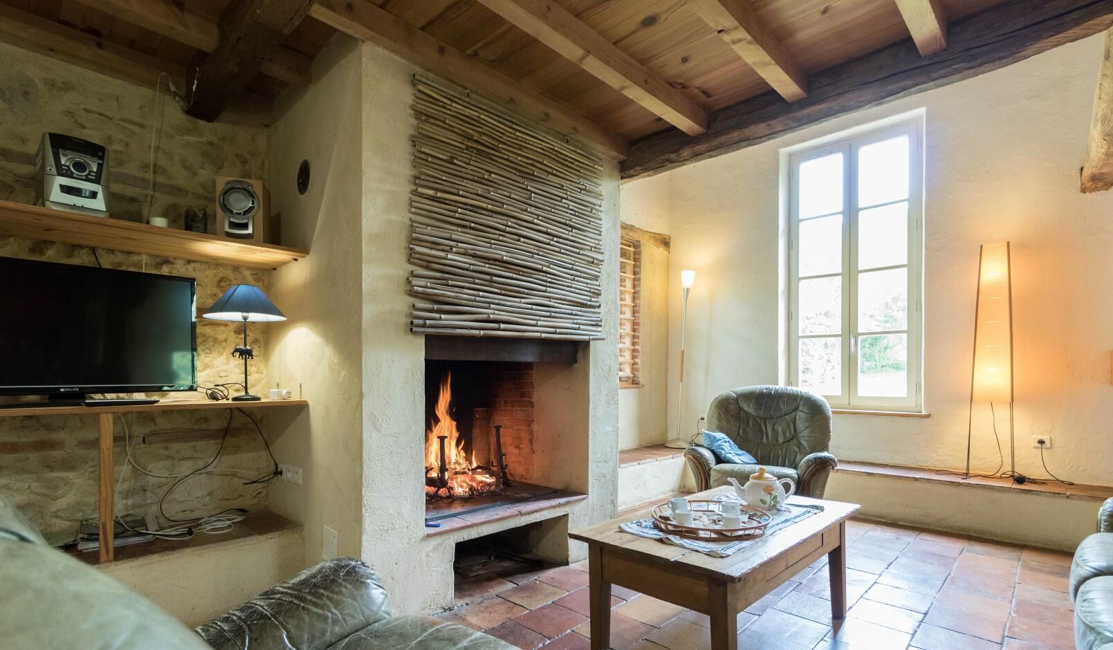 Una televisión, una chimenea